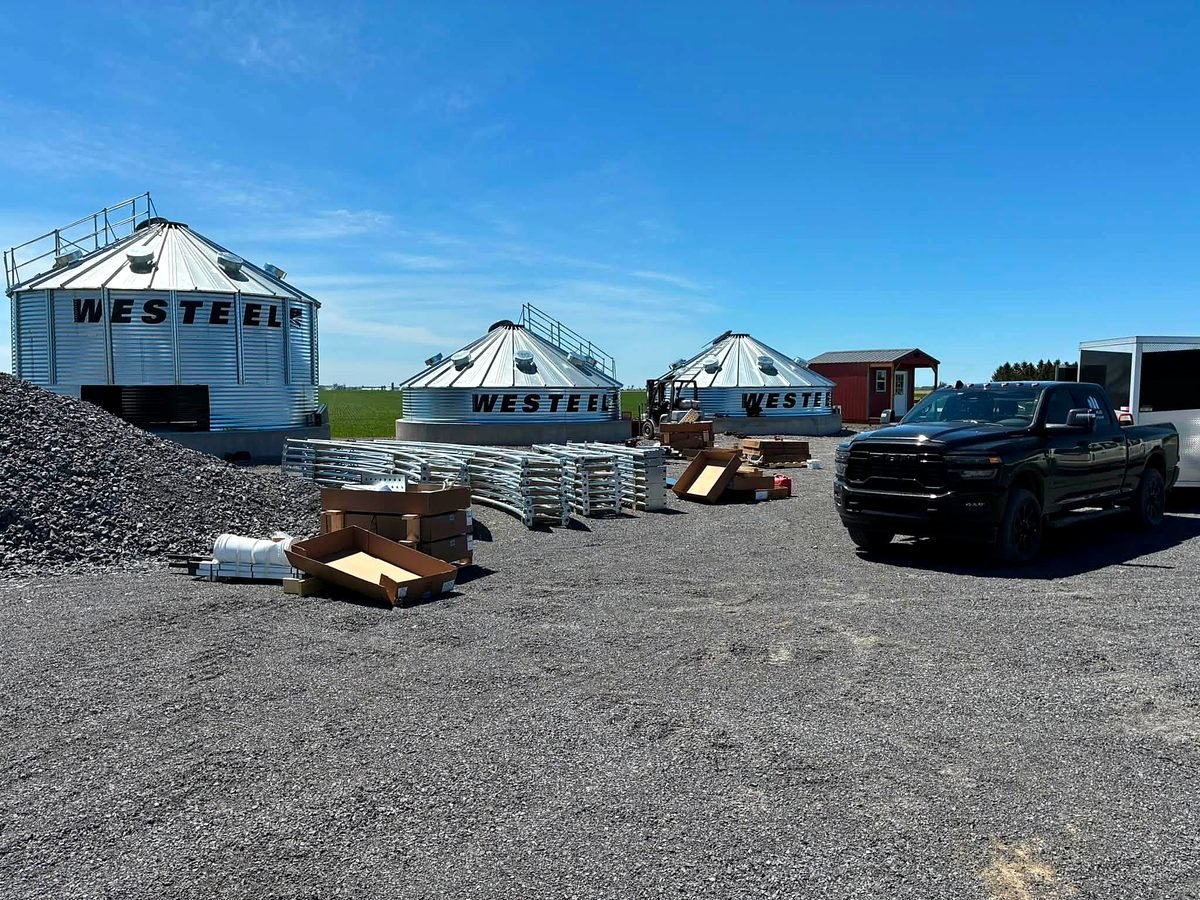 Toits de silos Westeel et pièces sur le chantier de St-Bernardin