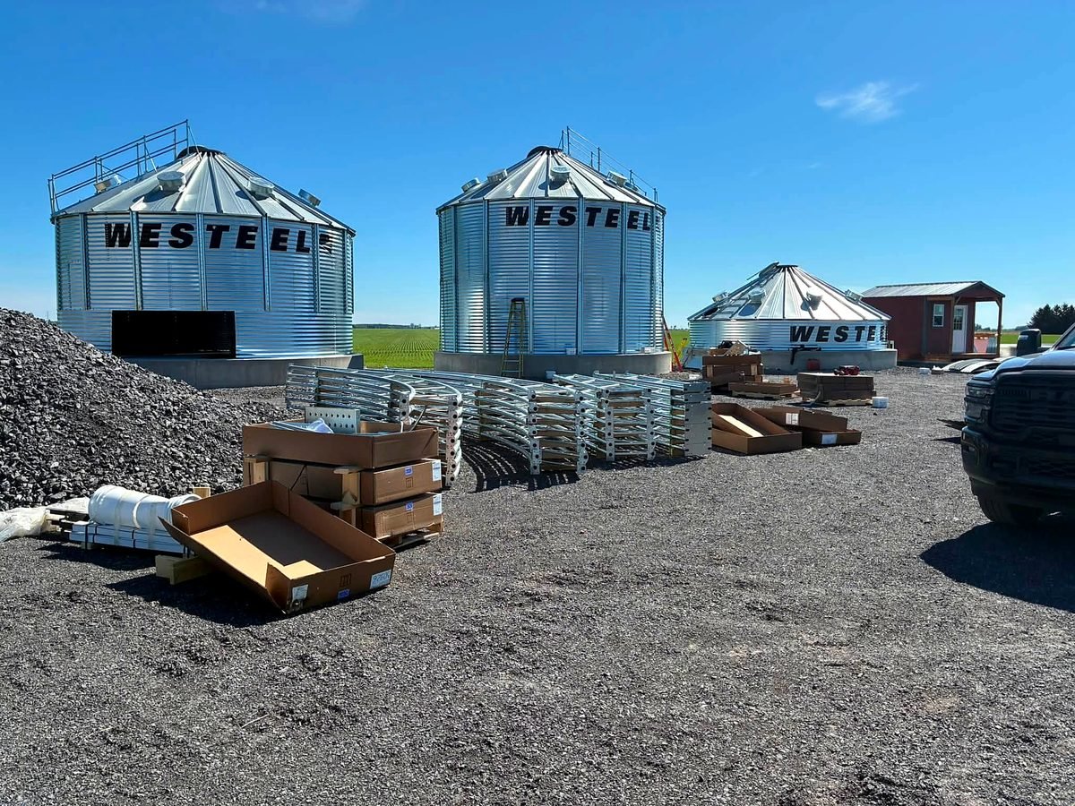 Montage de trois silos de 24 pieds à St-Bernardin, camion Silo-Plus