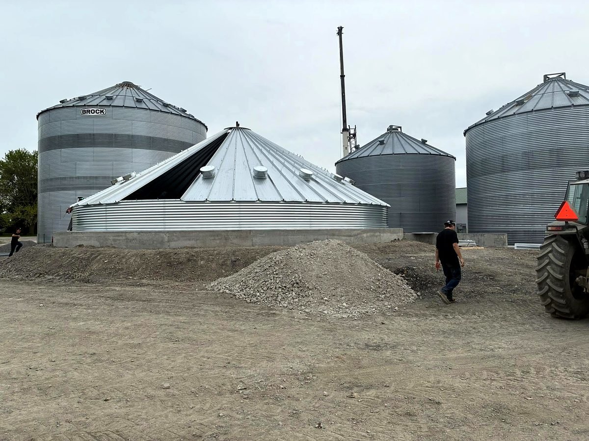 Le toit d'un silo de 54 pi est assemblé au sol, sur les premiers rangs.