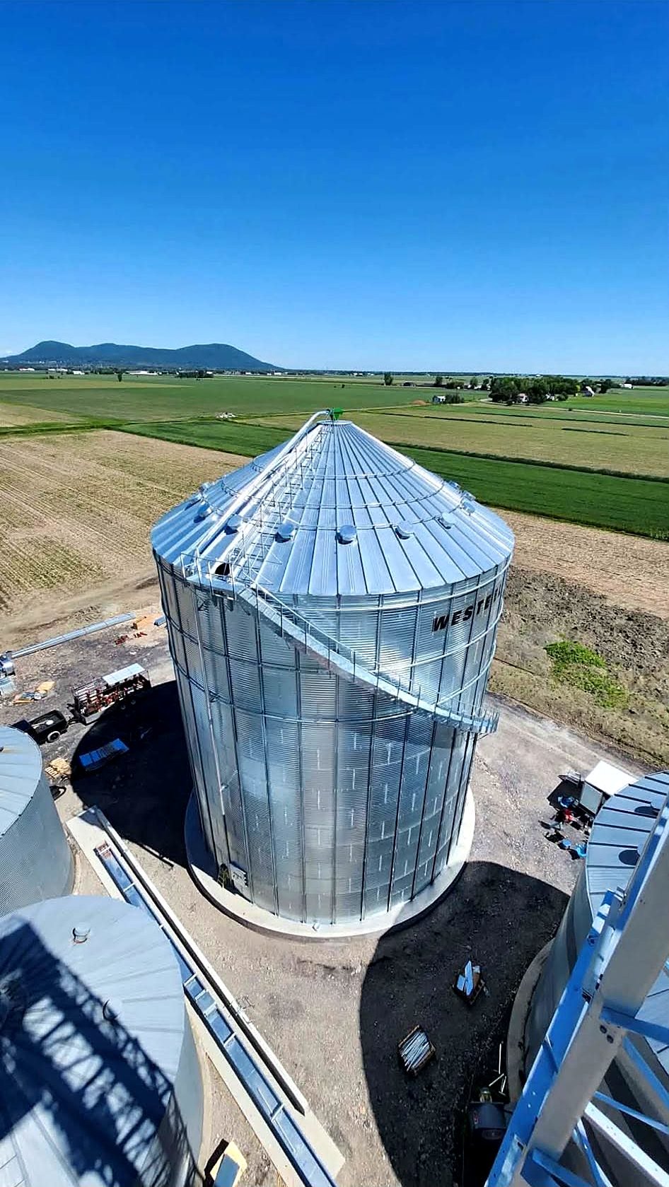 Vue aérienne d'un silo à grains monté par Silo-Plus, avec les champs en arrière-plan