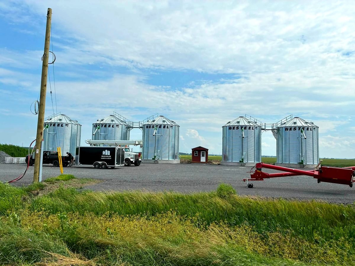 Cinq silos à grains de 24 pieds installés à St-Bernardin en Ontario
