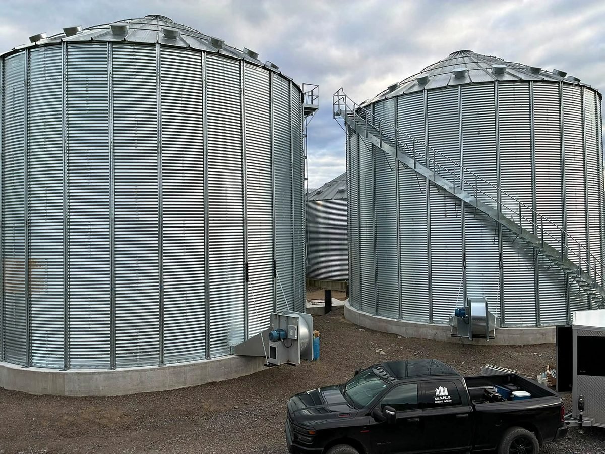 Deux silos à grains de 42 pieds avec escalier d'accès à St-Barthélemy