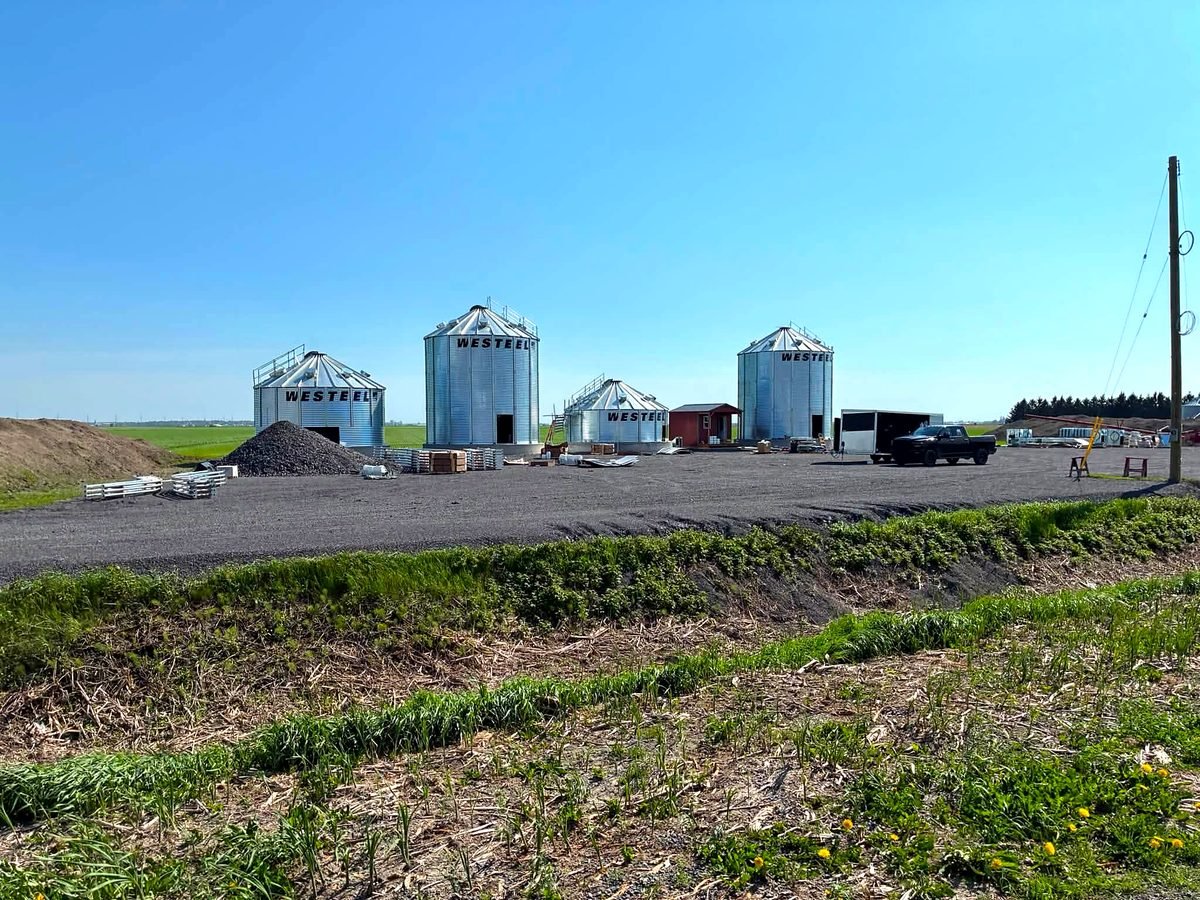 Vue des silos de St-Bernardin depuis la route